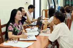 Mô hình “Ngày thứ Bảy - Chính quyền tận tâm, công dân thuận tiện” do UBND phường Bắc Gianh triển khai để tiếp nhận, hướng dẫn và giải quyết hồ sơ cho người dân vào ngày cuối tuần. (Ảnh: Tá Chuyên/TTXVN)