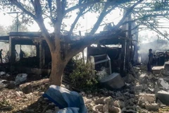 Lực lượng an ninh và người dân địa phương kiểm tra hiện trường bị hư hại sau vụ nổ tại một nhà máy sản xuất thuốc nổ ở quận Nagpur, ngày 1/3. (Ảnh: PTI)