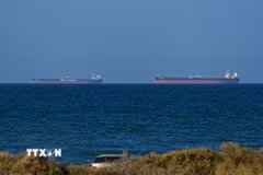 Tàu hàng chờ ở ngoài khơi Oman để di chuyển qua eo biển Hormuz. (Ảnh: Anadolu Agency/TTXVN)
