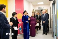 Bà Ngô Phương Ly, Phu nhân Tổng Bí thư Tô Lâm thăm Bệnh viện Nhi Evelina London. (Ảnh: TTXVN phát)