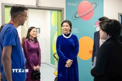 Bà Ngô Phương Ly, Phu nhân Tổng Bí thư Tô Lâm thăm Bệnh viện Nhi Evelina London. (Ảnh: TTXVN phát)