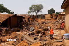Cảnh tàn phá do mưa lũ ở thị trấn Mokwa, bang Niger, Nigeria ngày 31/5/2025. (Ảnh: Reuters/TTXVN)