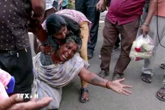 Thân nhân của nạn nhân thiệt mạng trong vụ giẫm đạp tại Karur, Ấn Độ, ngày 28/9/2025. (Ảnh: ANI/TTXVN)