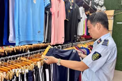 Lực lượng Quản lý thị trường Thành phố Hồ Chí Minh kiểm tra điểm kinh doanh trên địa bàn. (Ảnh: Hương Giang/TTXVN)