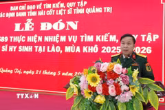 Đại tá Trương Viết Hải, Chính ủy Bộ Chỉ huy Quân sự tỉnh, Phó Trưởng Ban Chỉ đạo tìm kiếm, quy tập và xác định danh tính hài cốt liệt sỹ tỉnh Quảng Trị phát biểu tại buổi lễ. (Ảnh: TTXVN phát)