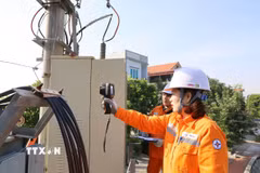 Công nhân Công ty Điện lực Hưng Yên kiểm tra việc vận hành hệ thống điện phục vụ đảm bảo điện trên địa bàn. (Ảnh: Mạnh Khánh/TTXVN)