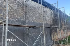 Đoạn tường thành đang được triển khai bả màu hoàn thiện có tính chất tương đồng với các đoạn tường thành trong khu vực. (Ảnh: Văn Dũng/TTXVN)