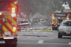 Hiện trường chiếc máy bay nhỏ rơi xuống khu phố ở San Diego sáng 22/5. (Ảnh AP)