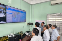 Lãnh đạo UBND tỉnh Vĩnh Long các sở ngành kiểm tra hệ thống giám sát tàu cá tại cảng cá Bình Đại. (Ảnh: Huỳnh Phúc Hậu/TTXVN)