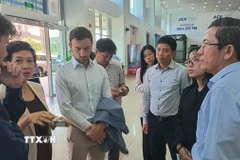 Lãnh đạo thành phố Đà Nẵng ghi nhận những đề xuất của đại Quản lý dự án Công ty tư vấn Hà Lan Hàng không NACO trong việc quy hoạch và đầu tư nâng cấp sân bay Chu Lai thành sân bay đạt chuẩn sân bay quốc tế theo kinh nghiệm của các nước phát triển. (Ảnh: Đoàn Hữu Trung/TTXVN)