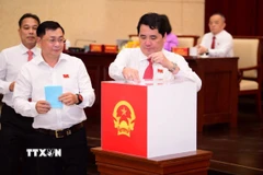 Các đại biểu bỏ phiếu bầu chức danh Phó Chủ tịch HĐND Thành phố Hồ Chí Minh. (Ảnh: Hữu Duyên/TTXVN)