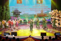Các tiết mục văn nghệ là minh chứng sinh động cho mối quan hệ hữu nghị vĩ đại giữa hai nước Việt Nam - Lào. (Ảnh: Đỗ Bá Thành/TTXVN)
