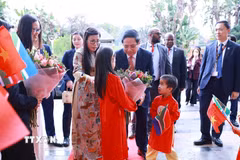 Thủ tướng Phạm Minh Chính gặp cán bộ, nhân viên Đại sứ quán và cộng đồng người Việt Nam tại Nam Phi. (Ảnh: Dương Giang/TTXVN)