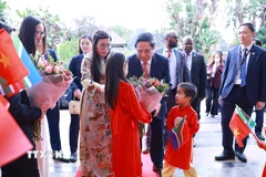 Thủ tướng Phạm Minh Chính gặp cán bộ, nhân viên Đại sứ quán và cộng đồng người Việt Nam tại Nam Phi. (Ảnh: Dương Giang/TTXVN)