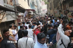 Người dân sơ tán ra bên ngoài những ngôi nhà sau trận động đất ở Dhaka, Bangladesh, ngày 21/11/2025. (Ảnh: THX/TTXVN)