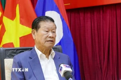 Ông Somsavath Lengsavad, nguyên Ủy viên Bộ Chính trị, nguyên Phó Thủ tướng Chính phủ Lào chia sẻ với phóng viên TTXVN tại Lào. (Ảnh: Xuân Tú/TTXVN)