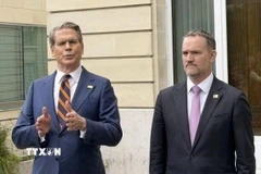 Bộ trưởng Tài chính Mỹ Scott Bessent (trái) và Đại diện Thương mại Mỹ Jamieson Greer phát biểu với báo giới tại Paris, Pháp ngày 16/3/2026. (Ảnh: Kyodo/TTXVN)