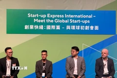 Anh Nguyễn Lê Anh Duy – thành viên dự án BioWraps chia sẻ về các sản phẩm của công ty. (Ảnh: Mạc Luyện/TTXVN)