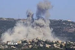 Khói bốc lên sau cuộc không kích của Israel xuống miền Nam Liban ngày 22/3/2025. (Ảnh: IRNA/TTXVN)