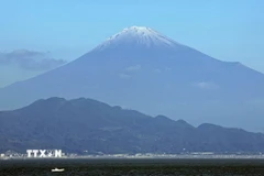 Năm 2024, núi Phú Sĩ đón đợt tuyết rơi đầu tiên trong mùa vào ngày 6/11/2024. (Ảnh: Kyodo/TTXVN)