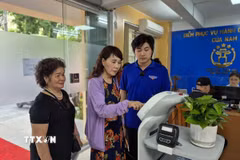 Người dân trải nghiệm Robot AI áp dụng công nghệ trí tuệ nhân tạo hỗ trợ thực hiện các thủ tục hành chính. (Ảnh: Nguyễn Thắng/TTXVN)