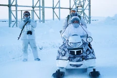 Binh sỹ Nga canh gác một khu vực tại căn cứ quân sự Nagurskoye ở Alexandra Land, Bắc Cực năm 2017. (Ảnh: Reuters)