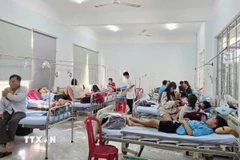 Các bệnh nhân nghi do ngộ độc thực phẩm đang điều trị tại Trung tâm Y tế Ea H’Leo, tỉnh Đắk Lắk ngày 29/3. (Ảnh: TTXVN phát)