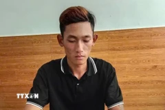 Đối tượng Ngô Chí Khang ra đầu thú để được hưởng sự khoan hồng của pháp luật. (Ảnh: TTXVN phát)
