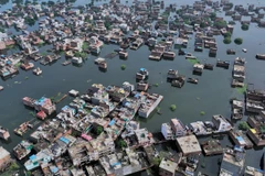 Nước lũ đã nhấn chìm nhà cửa, cuốn trôi đường sá và phá hủy một khu chợ địa phương. (Ảnh: independent)