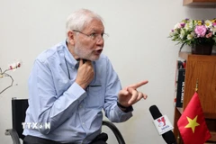 Nguyên Thứ trưởng Bộ Nội vụ Mexico Jorge Alcocer Villanueva trả lời phỏng vấn. (Ảnh: Phi Hùng/TTXVN)