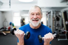 Bài tập thể dục có cấu trúc có thể làm chậm, thậm chí đảo ngược quá trình lão hóa sinh học ở cấp độ phân tử, mang lại lợi ích sức khỏe và kéo dài tuổi thọ. (Nguồn: Stock)