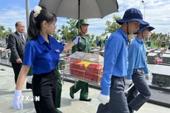 Hài cốt liệt sỹ được đưa về an táng tại Nghĩa trang liệt sỹ Vĩnh Hưng-Tân Hưng, xã Vĩnh Hưng, tỉnh Tây Ninh. (Ảnh: Đức Hạnh/TTXVN)