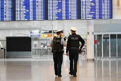Cảnh sát làm nhiệm vụ tại sân bay Munich. (Nguồn: Reuters)