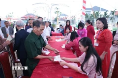 Những cử tri đầu tiên của xã đảo Minh Châu, Hà Nội nhận phiếu bầu cử. (Ảnh: Trần Việt/TTXVN)