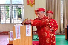 Các cụ cao niên phường Nếnh, Bắc Ninh, tham gia bầu cử. (Ảnh: Đồng Thúy/TTXVN)