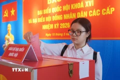 Nhân viên Bệnh viện Quân y 175, TP.Hồ Chí Minh bỏ phiếu tại điểm bầu cử số 055 phường Hạnh Thông đặt tại Bệnh viện Quân y 175. (Ảnh: Đinh Hằng/TTXVN)