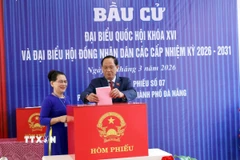 Phó Chủ tịch Quốc hội Trần Quang Phương bỏ phiếu bầu cử tại khu vực bỏ phiếu số 7, phường Hòa Xuân, thành phố Đà Nẵng. (Ảnh: Trần Lê Lâm/TTXVN)