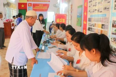 Cử tri là người dân tộc Chăm theo đạo Hồi Islam tại ấp Bình Di, xã Khánh Bình (tỉnh An Giang) tham gia bầu cử. (Ảnh: Công Mạo/TTXVN)