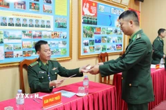 Cử tri Đồn Biên phòng cửa khẩu quốc tế Hữu Nghị, tỉnh Lạng Sơn nhận phiếu bầu cử. (Ảnh: Quang Duy/TTXVN)