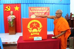Các vị sư sãi đi bầu tại điểm khu vực bỏ phiếu ấp Hương Phụ A, xã Châu Thành, tỉnh Vĩnh Long. (Ảnh: Thanh Hòa/TTXVN)