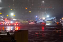 Chiếc máy bay Air Canada Express bị hư hỏng nặng với phần mũi bị gãy tại sân bay LaGuardia. (Nguồn: The New York Times)