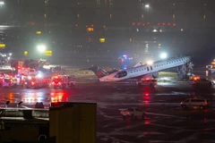 Chiếc máy bay Air Canada Express bị hư hỏng nặng với phần mũi bị gãy tại sân bay LaGuardia. (Nguồn: The New York Times)