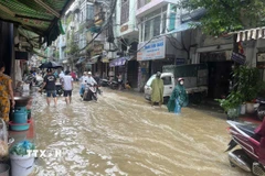 Mưa lớn gây ngập úng trên phố Bạch Đằng, quận Hai Bà Trưng. (Ảnh minh họa: TTXVN)
