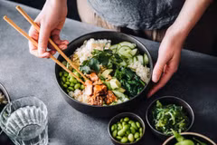 Nên kết hợp hợp lý cả protein động vật và protein thực vật. (Ảnh: iStock)