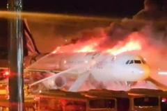 Lực lượng cứu hỏa nỗ lực dập tắt đám cháy bùng phát trên máy bay chở khách của hãng Air Busan tại Sân bay quốc tế Gimhae ngày 28/1. (Ảnh: Yonhap)