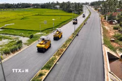 Thảm nhựa tuyến đường kết nối từ đường ven biển đến đường cao tốc Bắc - Nam, thuộc địa bàn thị xã Hoài Nhơn, Bình Định. (Ảnh: Vũ Sinh/TTXVN)