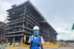 Nhờ tiếp năng lượng mỗi ngày với Number 1, anh Đỗ Cao Thức may mắn trở thành khách hàng thứ 2 trúng giải Đặc biệt trị giá 100 triệu đồng từ chương trình “Xé ngay trúng liền” trong Hè năm nay. (Ảnh: NVCC)