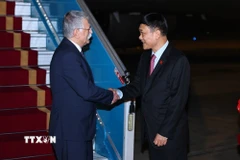 Phó Chủ tịch Quốc hội Vũ Hồng Thanh đón Chủ tịch Quốc hội Hungary Kover Laszlo tại Sân bay quốc tế Nội Bài. (Ảnh: Minh Đức/TTXVN)