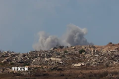 Khói bốc lên sau cuộc không kích của Israel xuống thành phố Gaza ngày 30/9/2025. (Ảnh: THX/TTXVN)