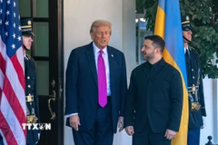Tổng thống Mỹ Donald Trump (thứ 2, trái) trong cuộc gặp Tổng thống Ukraine Volodymyr Zelensky (phải) tại Nhà Trắng ở Washington, D.C., ngày 17/10/2025. (Ảnh: THX/TTXVN)